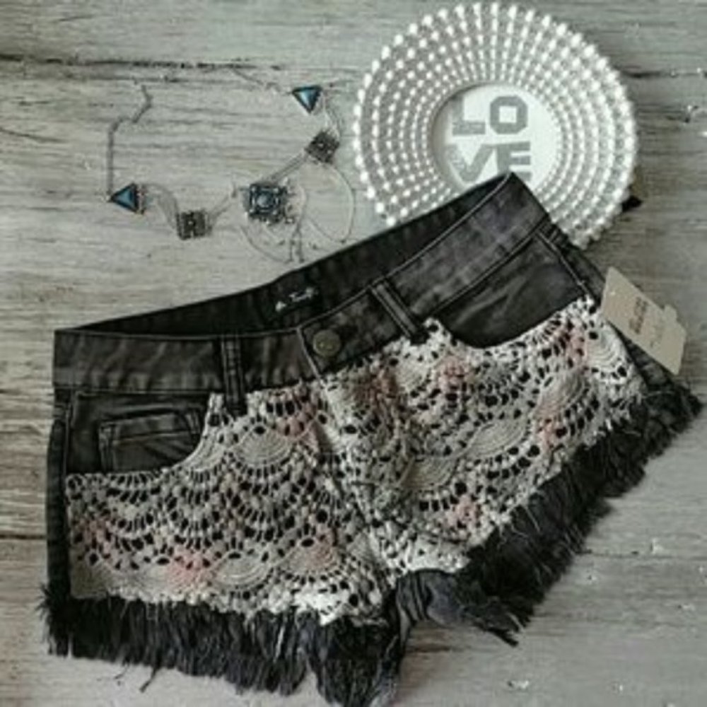 Crochet detail denim shorts - Picture 3 of 4